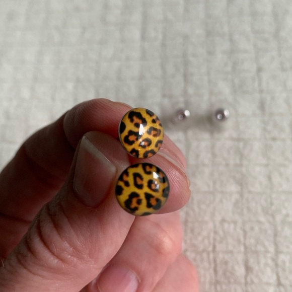 NWOT Francesca’s leopard stud earrings - Picture 2 of 6